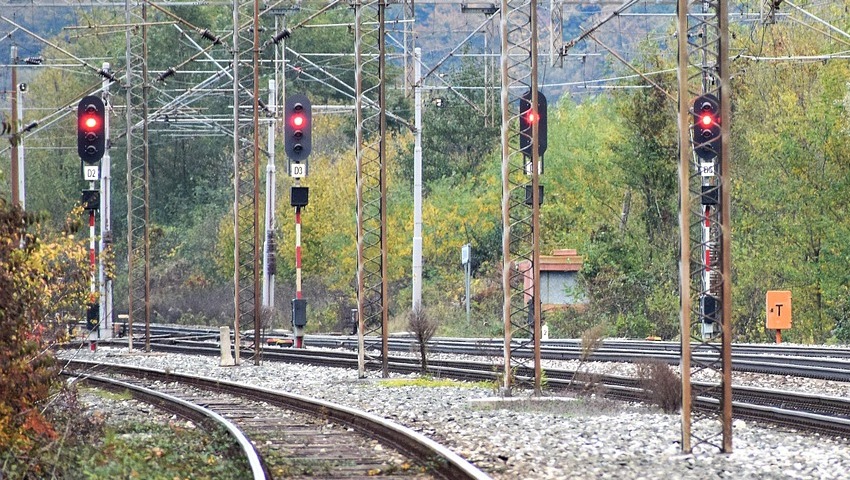 Frana a Vietri per maltempo, treni sospesi fra Salerno e Nocera ...